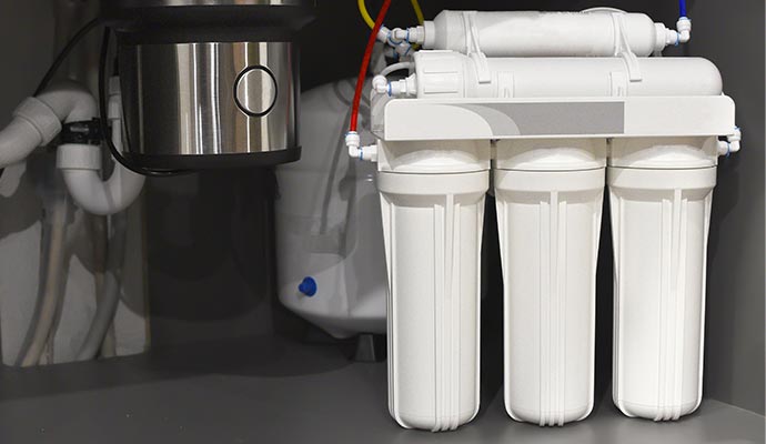 Installed water filtration system Water filtration installed with multiple cylindrical filters